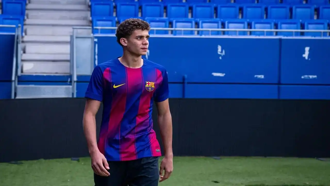 برشلونة يمنح الثقة للموهبة حمزة عبد الكريم بعقد جديد طويل الأمد